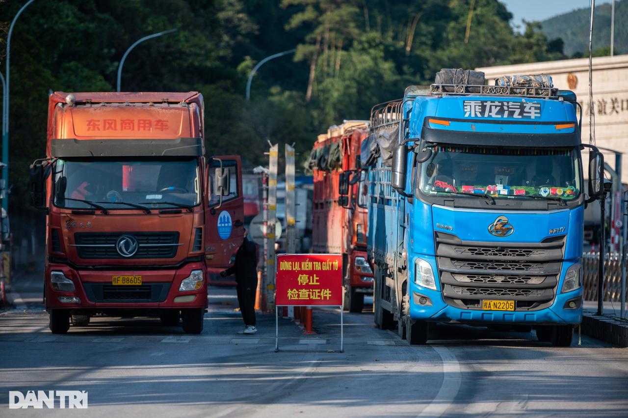 Việt - Trung hội đàm ngay trên đường biên giới để sớm thông quan hàng hóa - 1