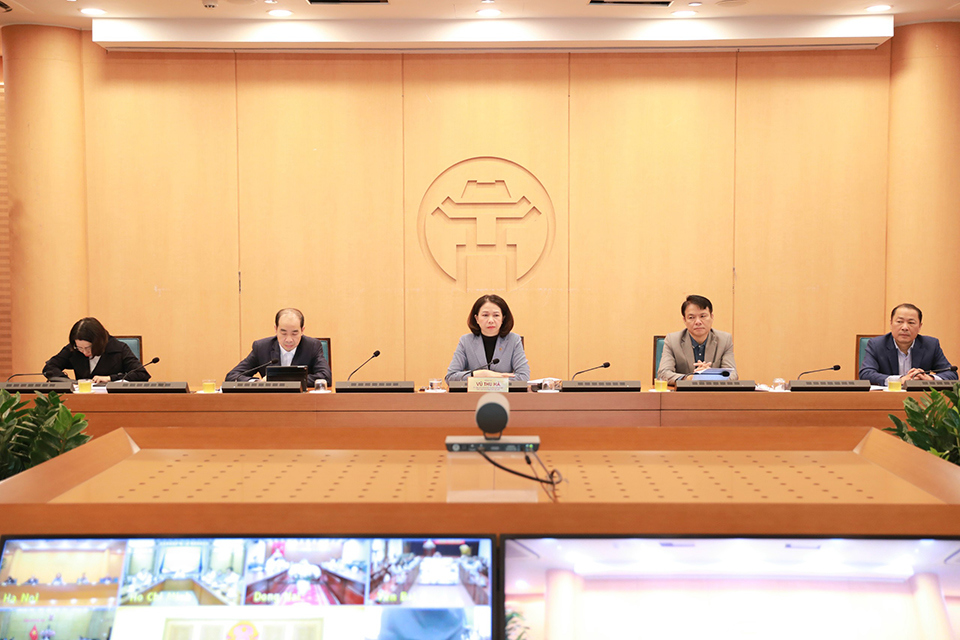 Vice Chairman of the City People's Committee Vu Thu Ha and representatives of the Hanoi Department of Health attended at the Hanoi bridge point.