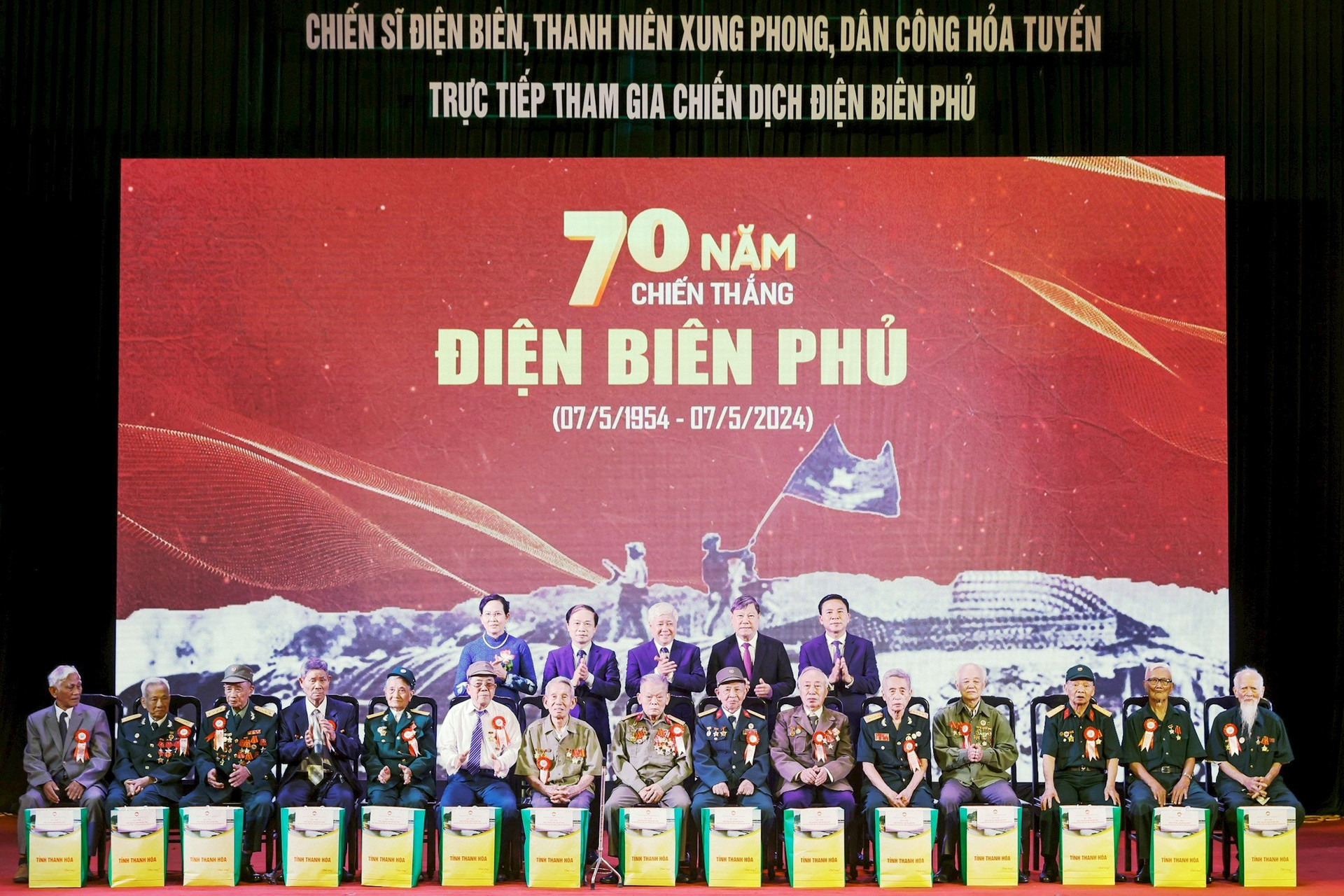 Der Sekretär des Zentralkomitees der Partei und Präsident des Zentralkomitees der Vietnamesischen Vaterländischen Front, Do Van Chien, machte ein Erinnerungsfoto mit den Delegierten. Foto: Quang Vinh.