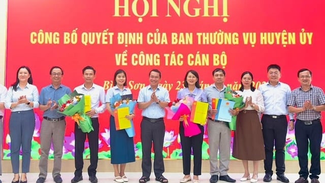 Quang Ngai transfers 290 officials to prevent corruption