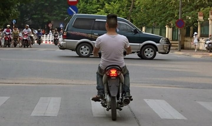 Wie hoch ist die Geldstrafe für das Fahren eines Motorrads ohne Kennzeichen?  - 1