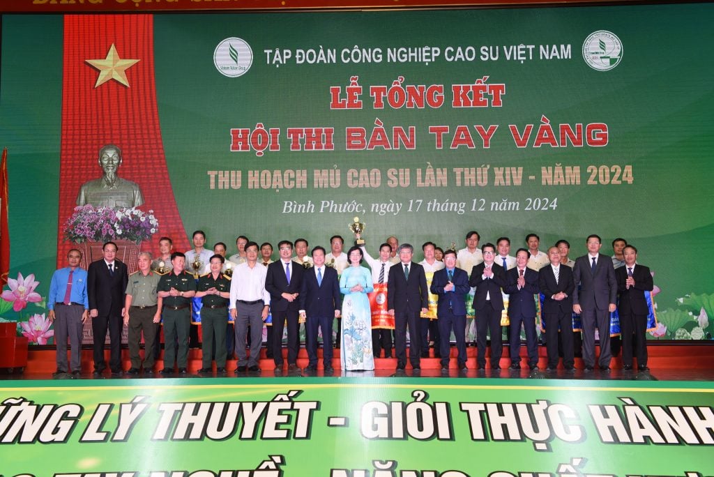 Dong Phu Rubber won first prize in the 14th Golden Hands Rubber Latex Harvesting Competition in 2024