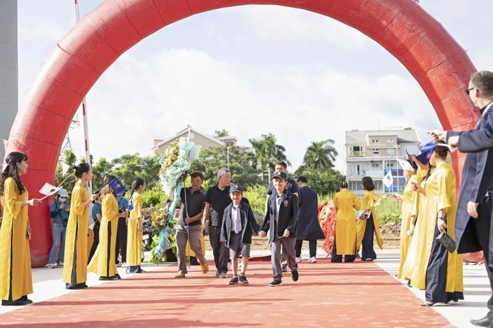 Thầy cô trường Victoria School chào đón phụ huynh và học sinh tham dự lễ khánh thành.