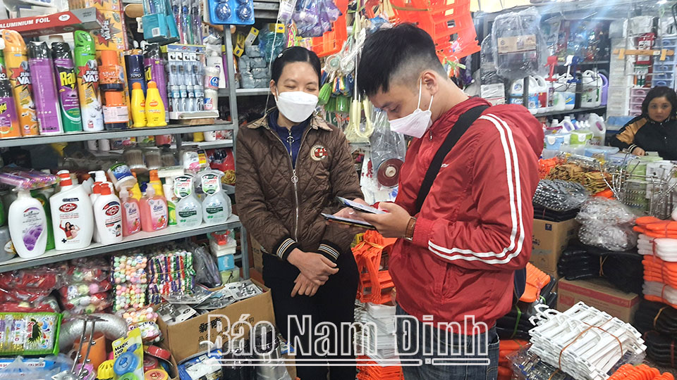Viettel Telecom Group staff instruct traders at Rong Market (Nam Dinh City) to make cashless payments (photo 1); Department of Information and Communications provides training on digital skills for people in Hai Hau District (photo 2).  Article and photos: Nguyen Huong
