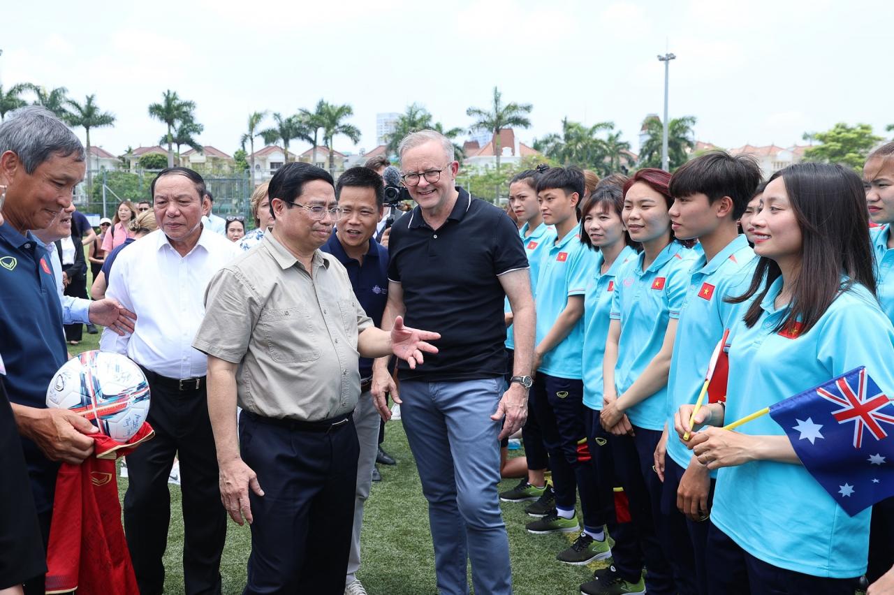 女子サッカーチームがファム・ミン・チン首相とオーストラリア首相にユニフォームを贈呈 - 1 Đội bóng đá nữ tặng áo đấu Thủ tướng Phạm Minh Chính và Thủ tướng Australia - 1
