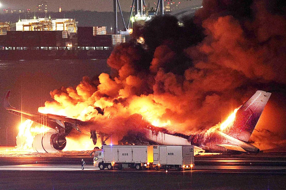 Passengers recall the dangerous area in the plane crash in Japan, picture 2