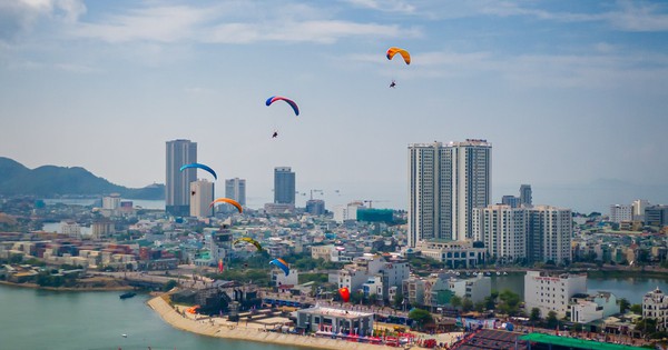 ชาวบิ่ญดิ่ญสนุกสนานกับการแสดงพิเศษในช่วงสุดสัปดาห์