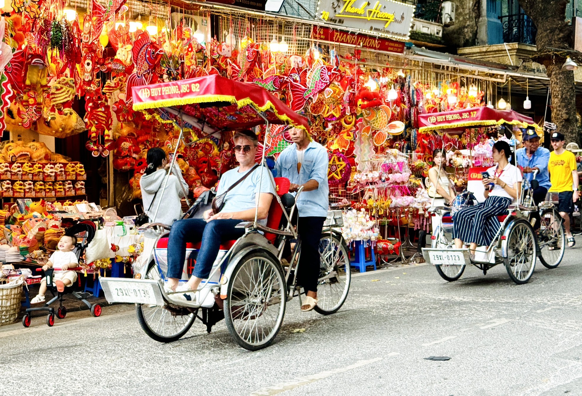 Người Hà Nội 'lên đồ' đi chơi Trung thu sớm trên phố Hàng Mã ảnh 1