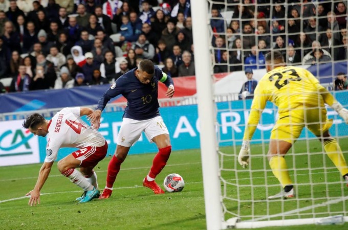 Mbappé a battu le défenseur adverse pour marquer, lors de la victoire 14-0 de la France contre Gibraltar lors de l'avant-dernier tour des éliminatoires de l'Euro 2024, dans la soirée du 18 novembre, au stade Allianz Riviera, en France. Photo : AP