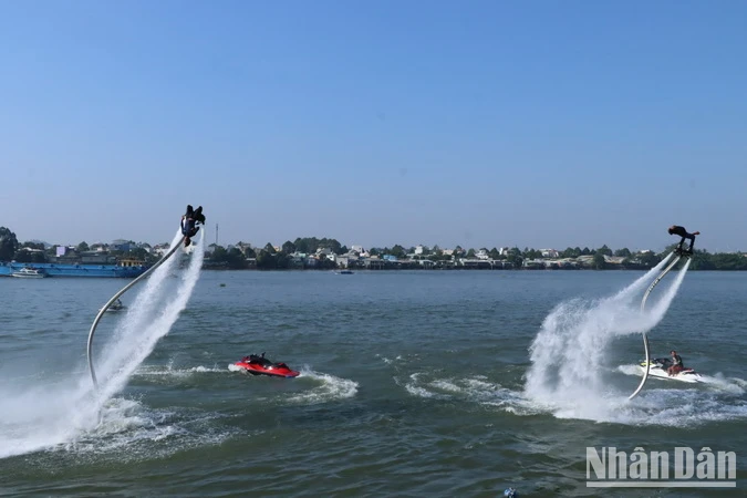 [Ảnh] Mãn nhãn với màn biểu diễn Fly Board trên sông Đồng Nai