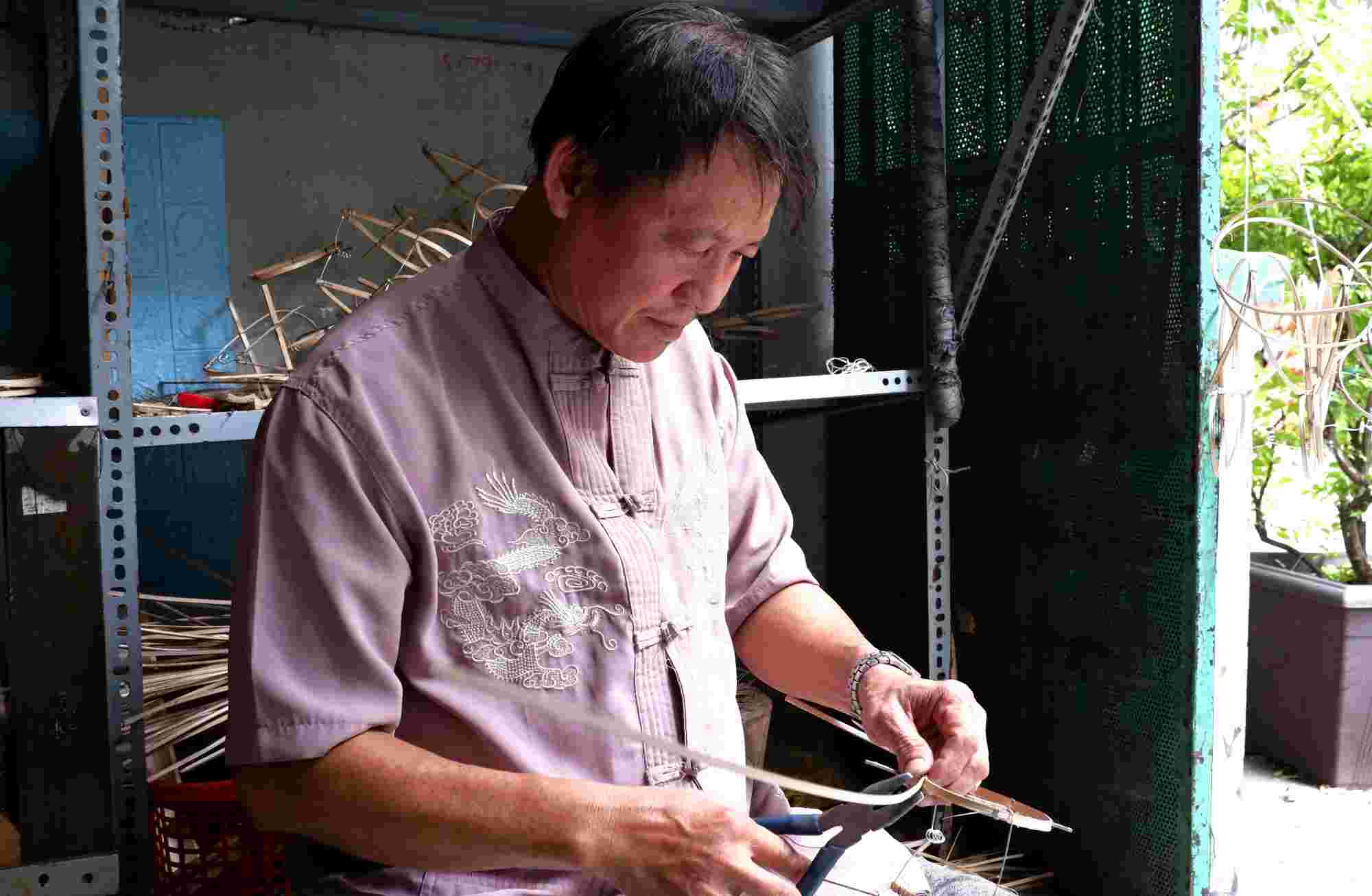 Mr. Chien is making the last lantern frames for this year's Mid-Autumn Festival. Photo: Phuong Uyen