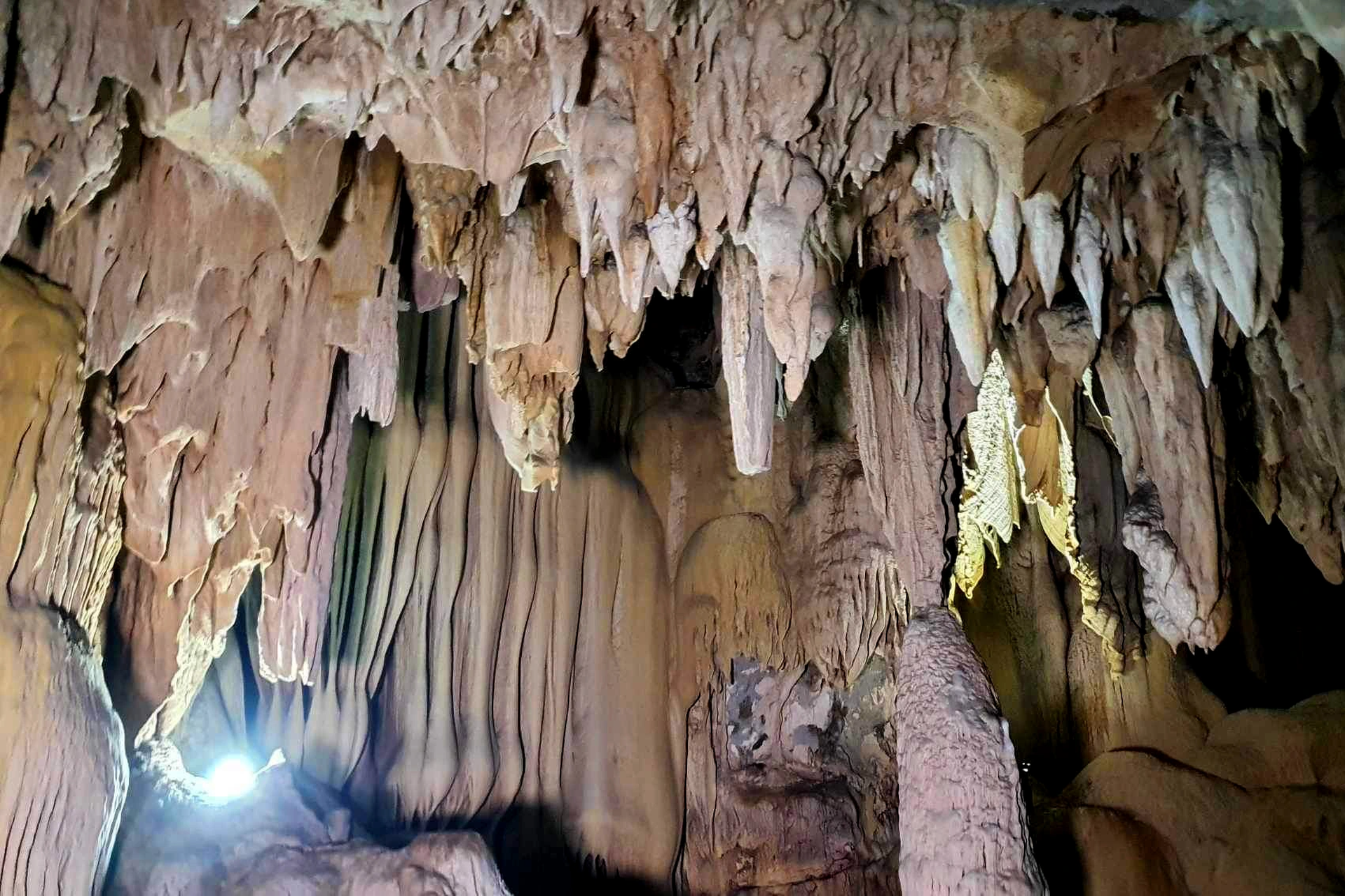 Ngắm hang động có dòng sông cát độc đáo ở Quảng Trị - 1