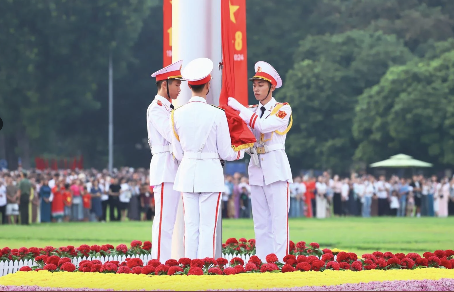 Miles de personas hicieron fila desde temprano en la mañana para ver la ceremonia de izamiento de la bandera para celebrar el Día Nacional el 2 de septiembre.