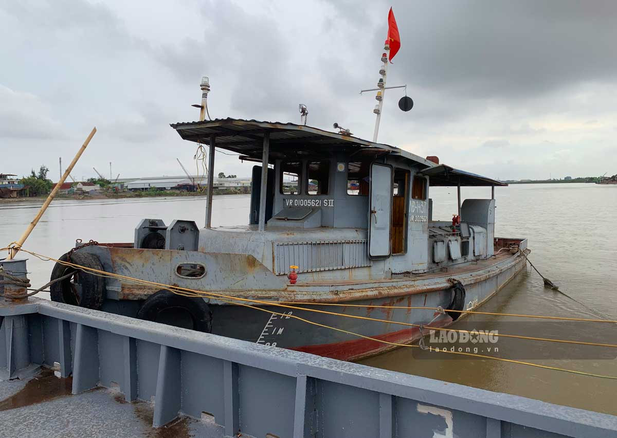 En plus de desservir la route, le pont flottant de Ninh Cuong utilisera des canoës pour tirer des bouées tous les jours afin d'ouvrir la circulation fluviale aux navires et aux bateaux, selon les horaires prescrits de 9h00 à 10h00 et de 15h00 à 16h00 : 00. Ensuite, le pont flottant sera tiré vers l'arrière par de petites embarcations pour permettre la liaison en vue d'un déplacement ultérieur.