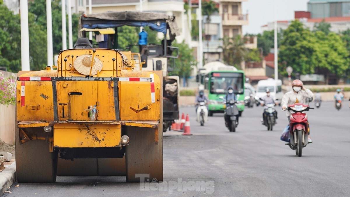 Đường Âu Cơ - Nhật Tân sau khi tổ chức lại giao thông, mật độ phương tiện hiện tại như thế nào? ảnh 14