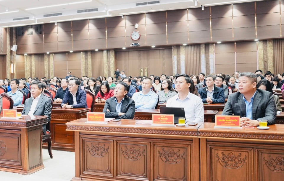 Los líderes de la ciudad de Hanoi asistieron a la Conferencia en el puente del Comité del Partido de Hanoi. Foto: Hong Thai