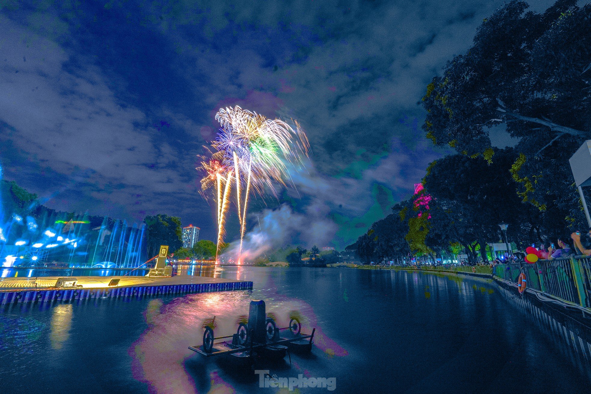 Junge Leute bleiben die ganze Nacht am Dam Sen auf, um das neue Jahr 2025 zu feiern. Foto 5