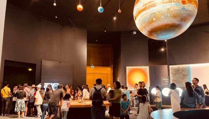 Khách tham quan mô hình vũ trụ ở Tổ hợp không gian khoa học. Ảnh: ExploraScience Quy Nhơn