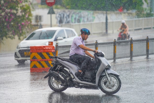 HCMC មានភ្លៀងធ្លាក់ជាបន្តបន្ទាប់នៅចុងសប្តាហ៍ រូបថត ១