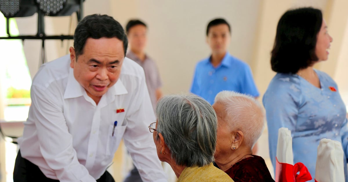 ประธานรัฐสภา ทราน ทานห์ มัน กล่าวสดุดีครอบครัวผู้รับผลประโยชน์จากนโยบายและผู้มีคุณธรรม