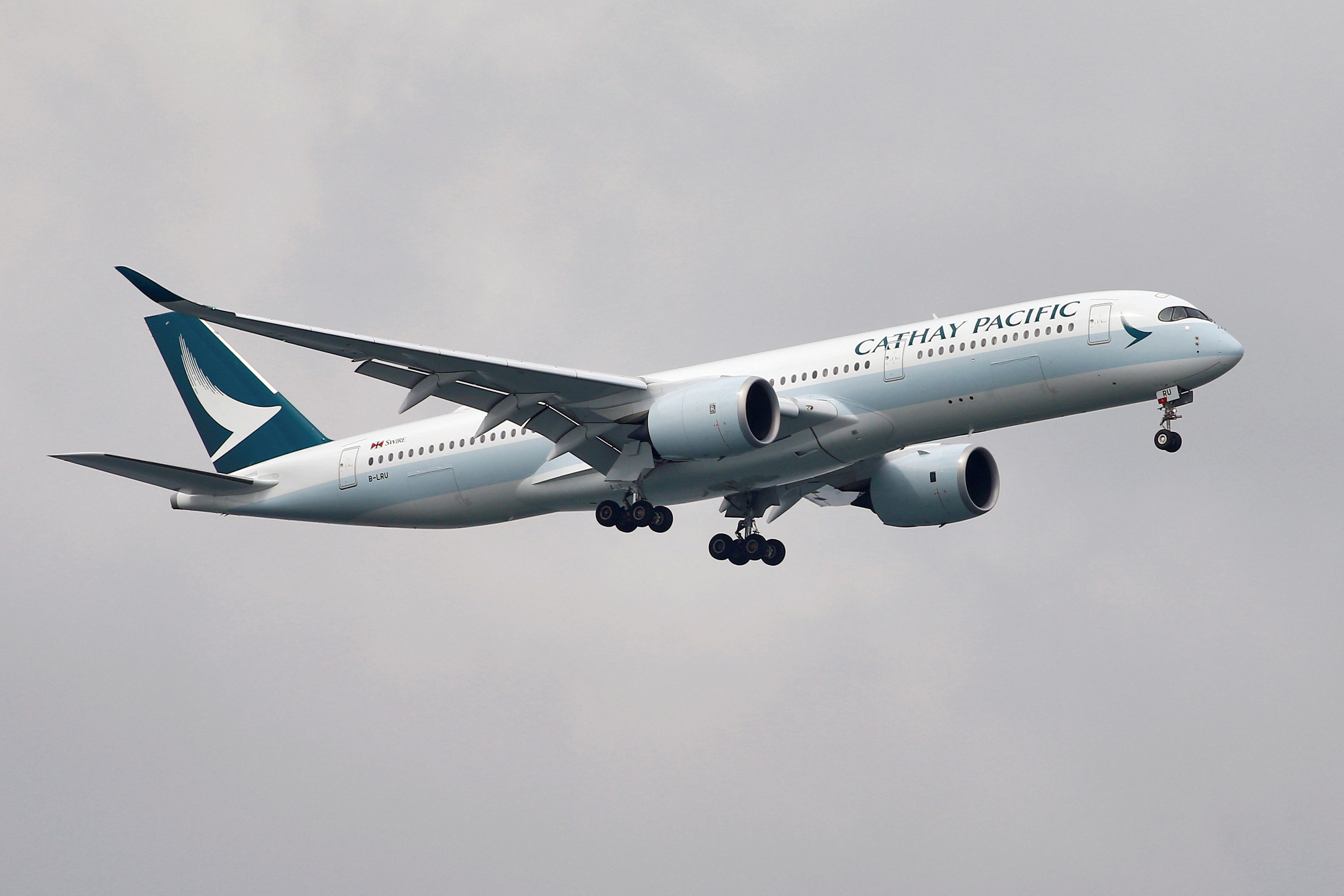 Cathay Pacific hủy 48 chuyến bay vì máy bay Airbus A350 bị lỗi động cơ - Ảnh 1.