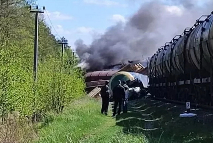 Đoàn tàu Nga trật đường ray sau vụ nổ bí ẩn gần biên giới Ukraine - 1