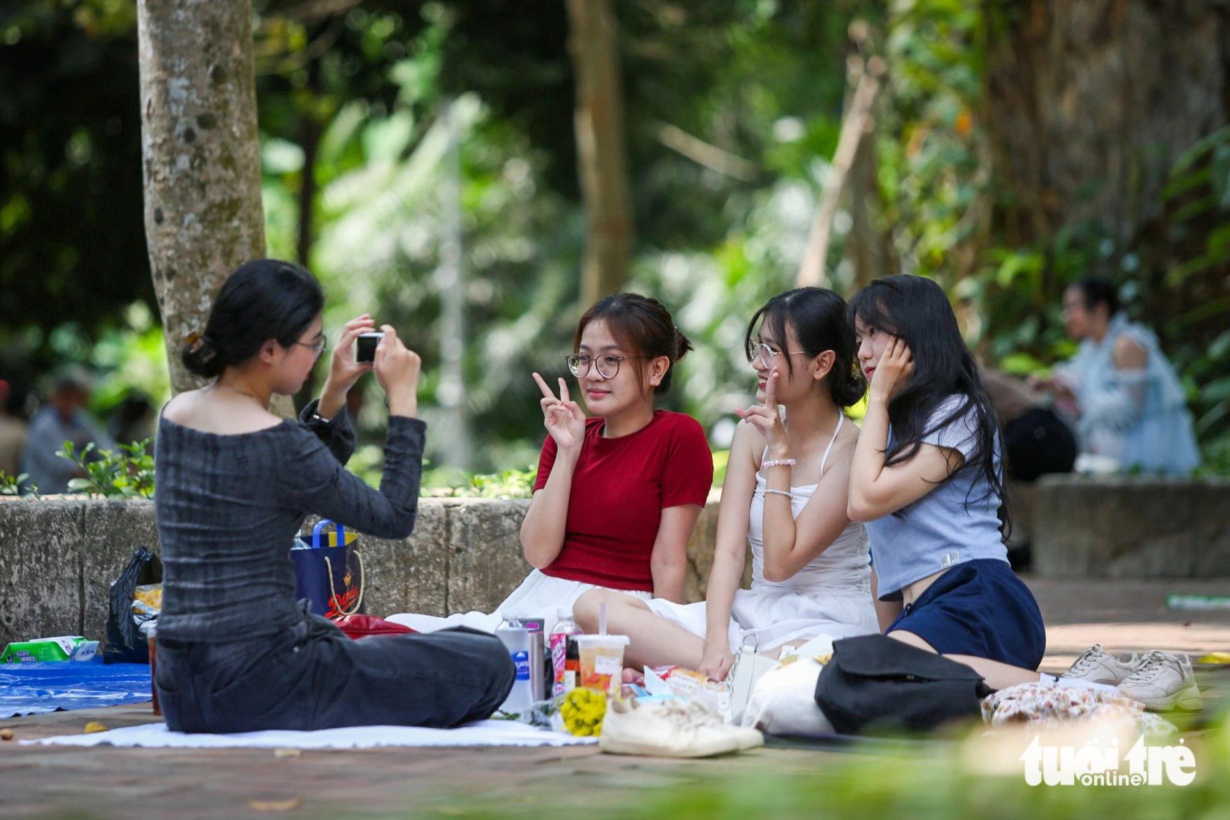 Nhóm bạn của Thủy (áo trắng) chọn Thảo cầm viên để tổ chức picnic cho ngày nghỉ lễ giỗ Tổ Hùng Vương - Ảnh: PHƯƠNG QUYÊN