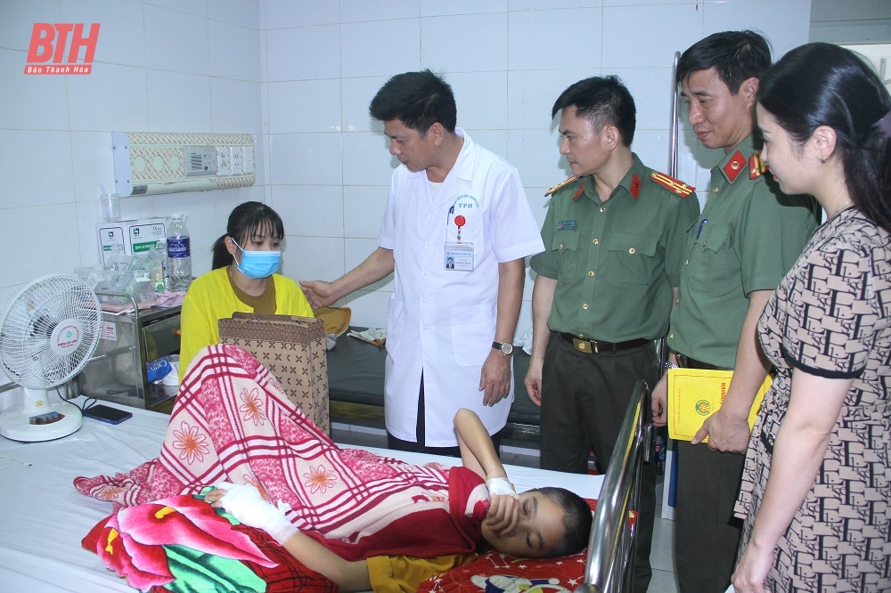 Übergabe von Geschenken an Kinder, die im Thanh Hoa Kinderkrankenhaus behandelt werden