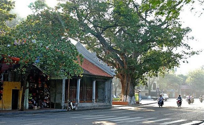 El templo Ba Kieu está situado frente al lago Hoan Kiem.