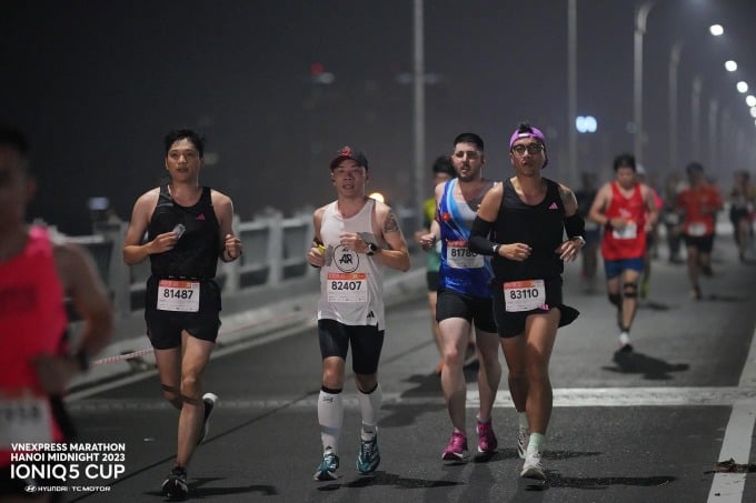 Các runner trên đường chạy VnExpress Marathon Hanoi Midnight 2023. Ảnh: VnExpress Marathon