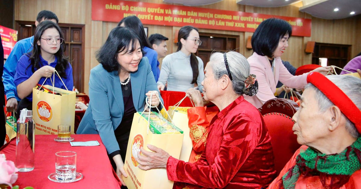 Bí thư Thành ủy Bùi Thị Minh Hoài tặng quà Tết tại Quốc Oai, Chương Mỹ