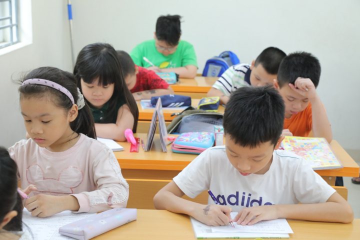 부모들은 과외 수업이 없으면 자녀가 명문 학교에 진학하기 어려울까 걱정합니다. (삽화)