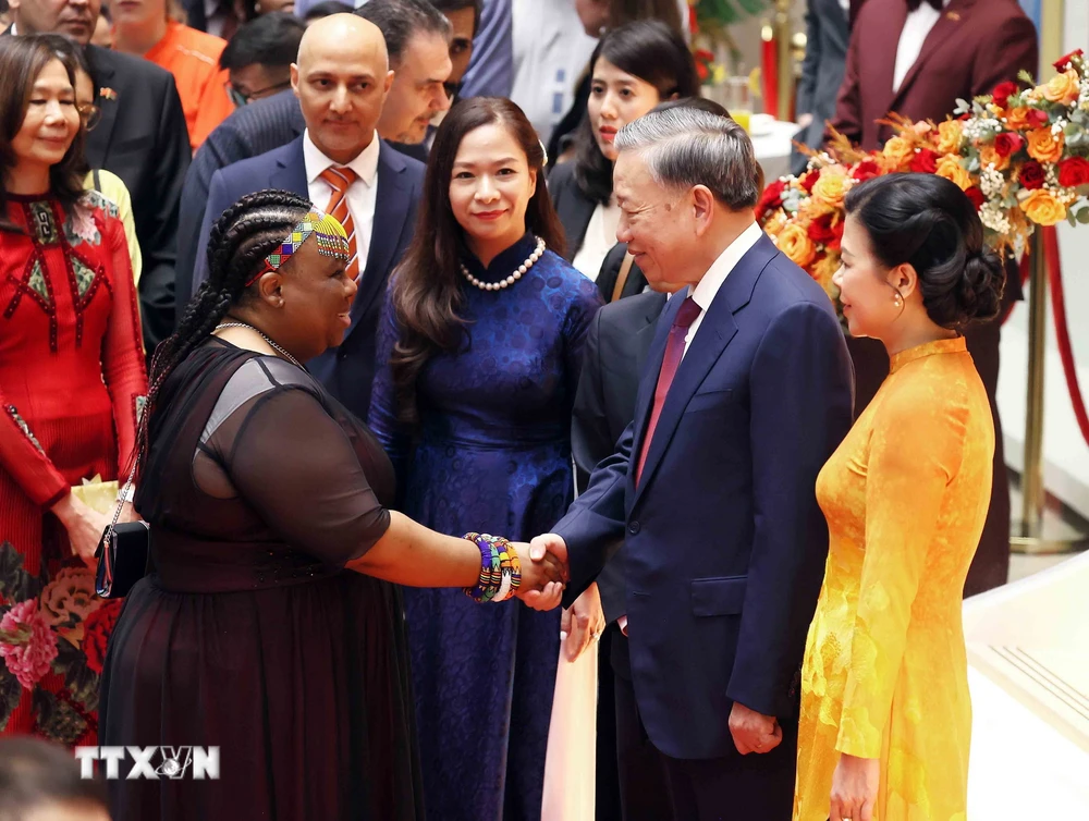 El Secretario General y Presidente To Lam y su esposa dieron la bienvenida a los embajadores, encargados de negocios y jefes de organizaciones internacionales que asistieron. (Foto: VNA)