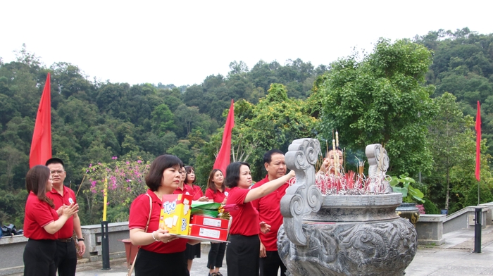 Bac Kan Newspaper reports on achievements and presents them to Uncle Ho at Pac Bo National Special Relic Site, photo 2