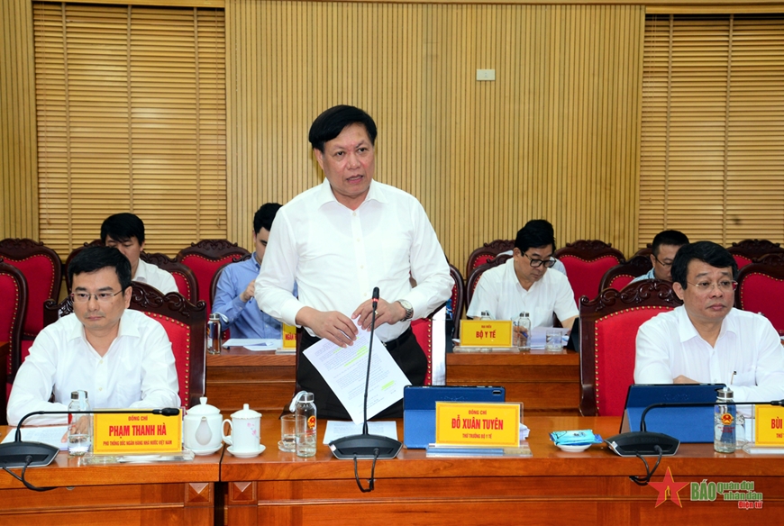 Comrade Do Xuan Tuyen, Deputy Minister of Health, spoke to answer some related issues at the meeting.