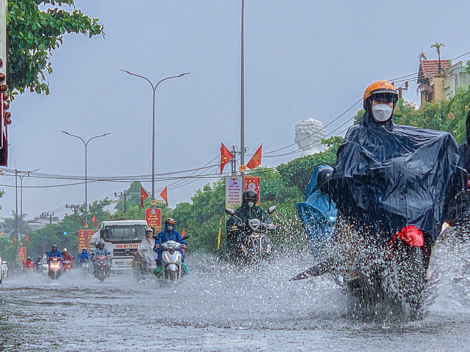 Viele Straßen in Da Nang wurden nach dem goldenen Regen zur Abkühlung überflutet, Foto 4