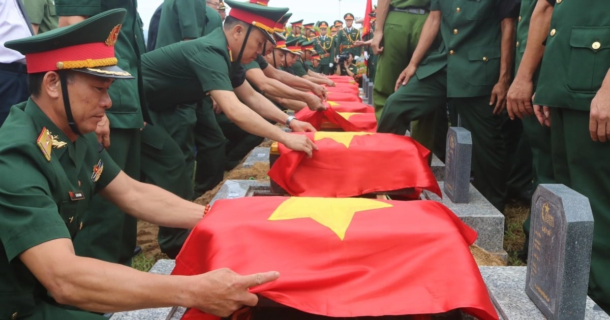 Funeral and burial of 12 martyrs' remains left in Laos