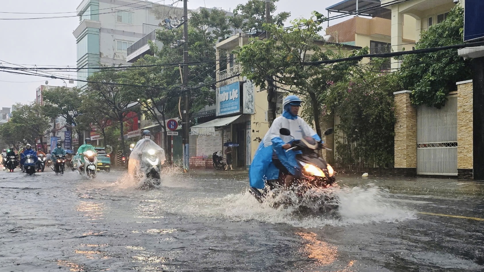 Đà Nẵng: Trường học linh động thông báo cho học sinh nghỉ học ứng phó mưa lũ- Ảnh 1.