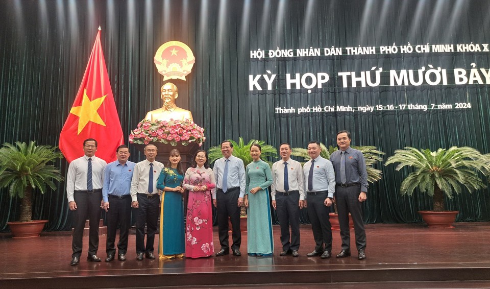 Les dirigeants et délégués de Ho Chi Minh-Ville à la 17e session du 10e Conseil populaire de Ho Chi Minh-Ville.