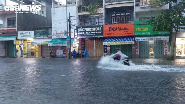 Many roads in Da Nang are deeply flooded.