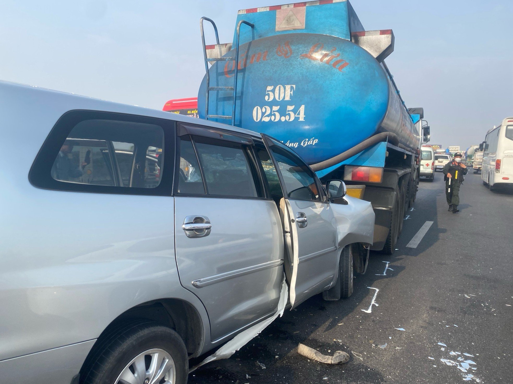 Trois voitures sont entrées en collision consécutivement, provoquant un long embouteillage sur l'autoroute Ho Chi Minh-Ville - Trung Luong, photo 2