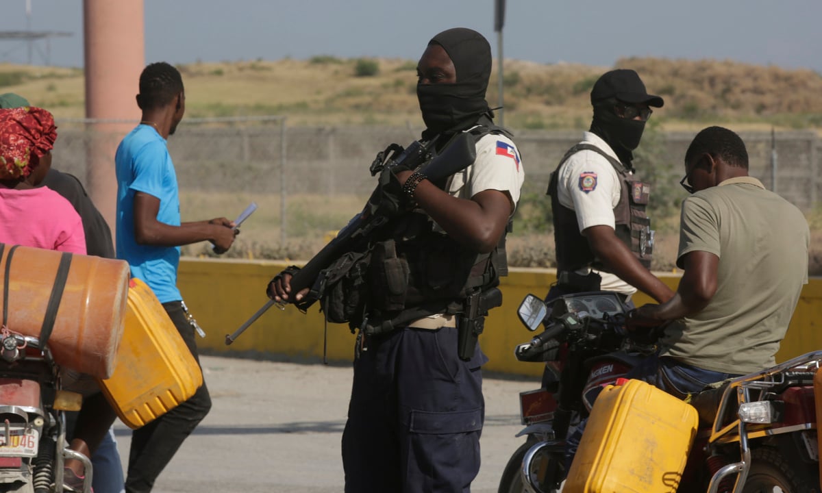 Haitianische Polizei kämpft fünf Stunden lang, um Reisschiff von Bande zurückzuerobern