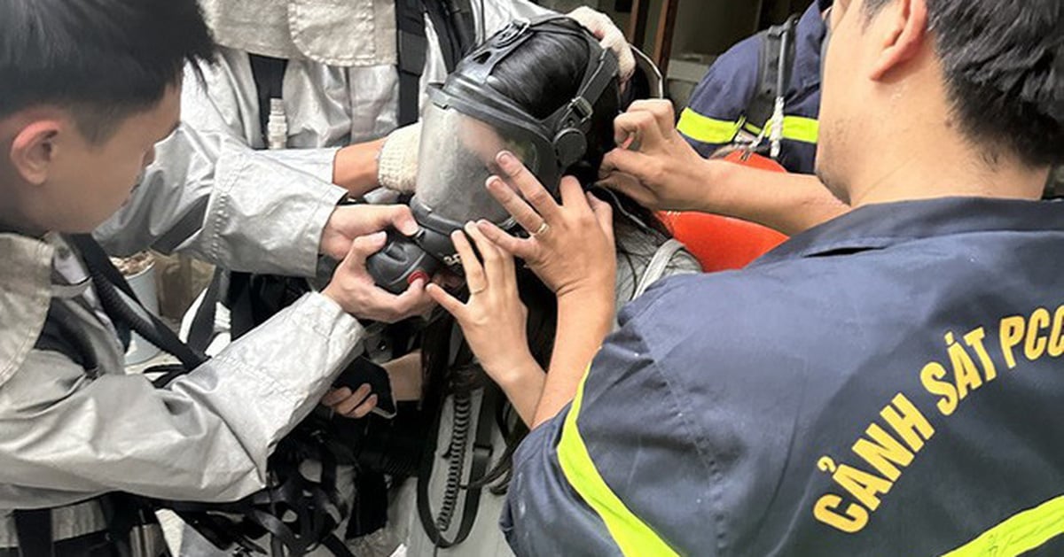 Policía salva a 7 personas atrapadas en casa en llamas y entrega máscara de oxígeno a mujer embarazada