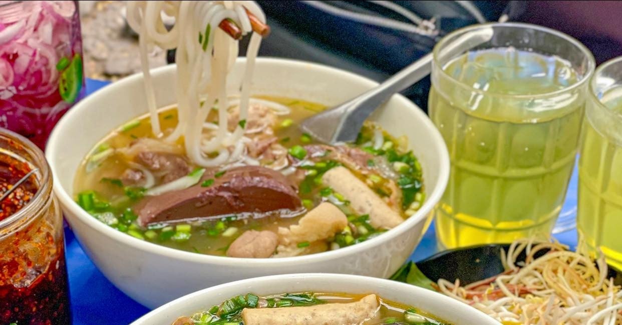 Top 5 delicious Hue beef noodle shops in Hanoi, loyal customers for many years