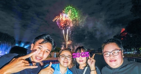 Young people stay up all night at Dam Sen to celebrate New Year 2025