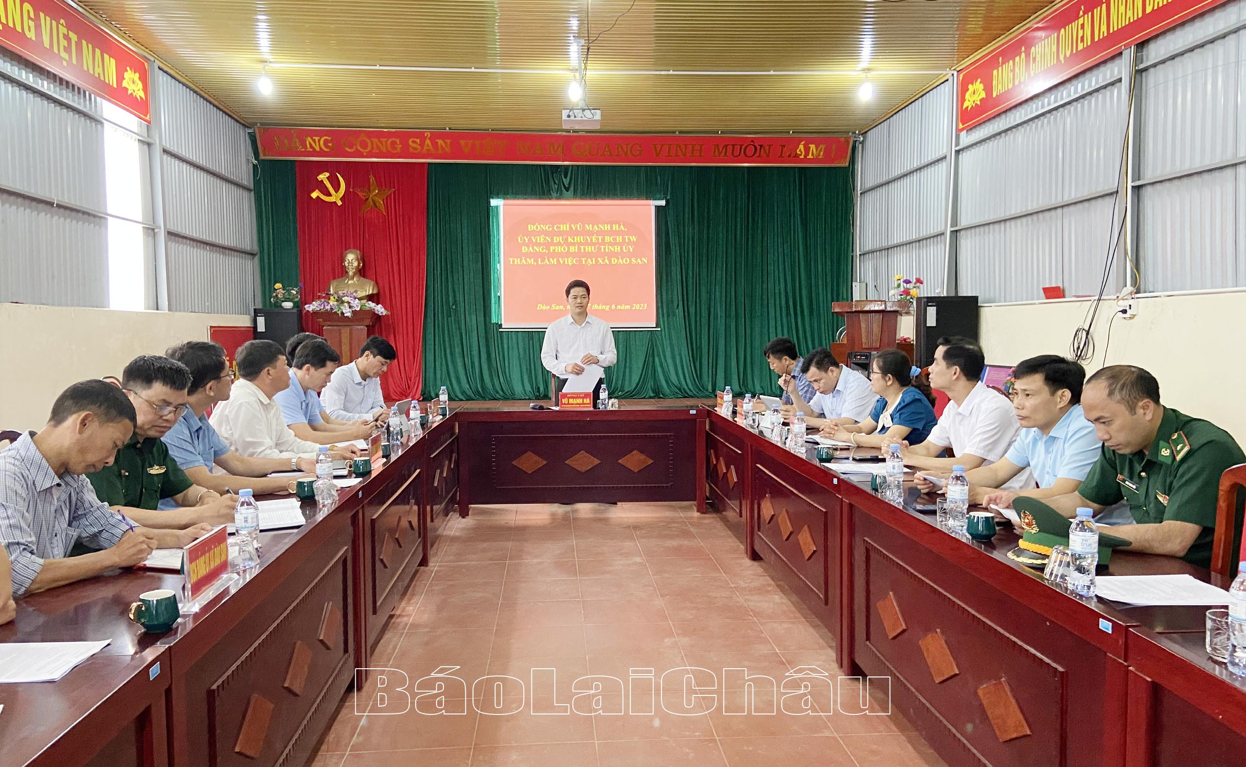 Quang cảnh buổi làm việc với xã Dào San.