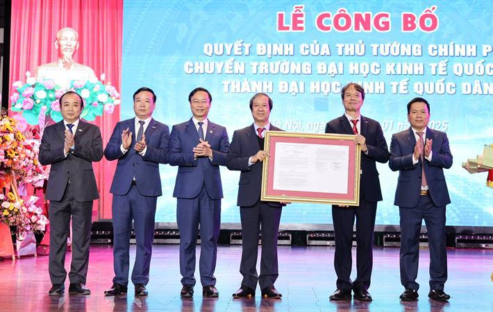 On behalf of the Prime Minister, Minister of Education and Training Nguyen Kim Son presented the decision to convert the National Economics University into the National Economics University.