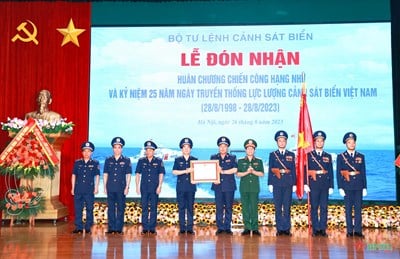 Thượng tướng Nguyễn Tân Cương dự lễ đón nhận Huân chương Chiến công hạng Nhì của Cảnh sát biển Việt Nam