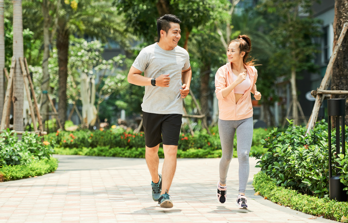 Les mouvements répétitifs et de haute intensité des jambes pendant la course peuvent entraîner des blessures. Photo : Freepik