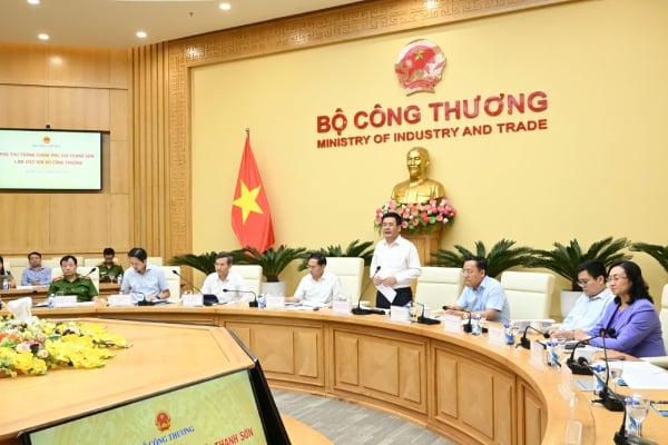 Le ministre Nguyen Hong Dien a souligné les problèmes qui doivent être résolus dans le secteur de l'industrie et du commerce.